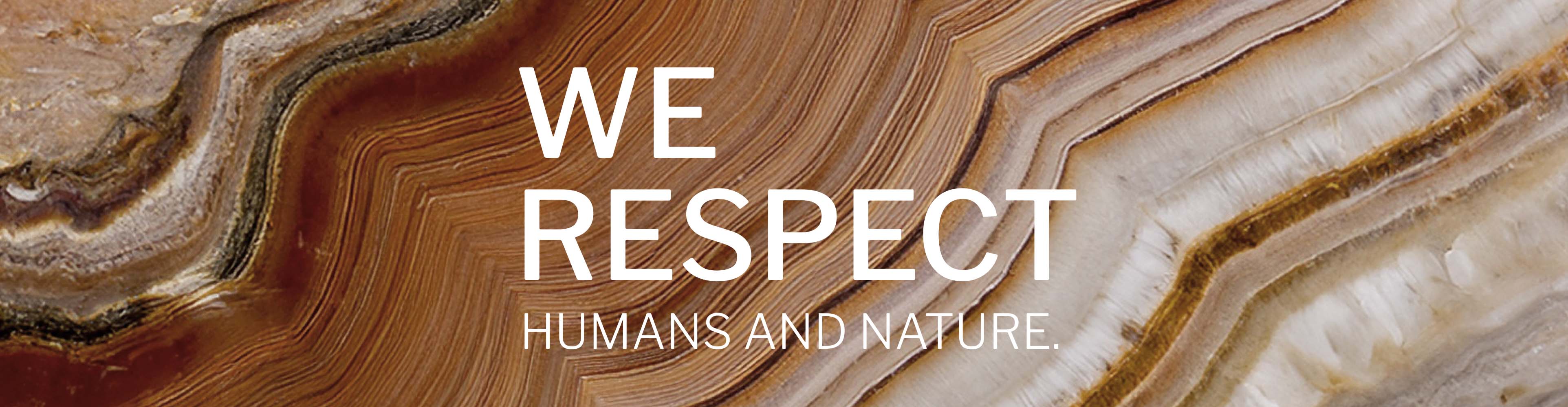 Nachhaltigkeitsbanner mit natürlicher Steinstruktur in warmen Erdtönen und dem Schriftzug ‚We respect humans and nature‘.